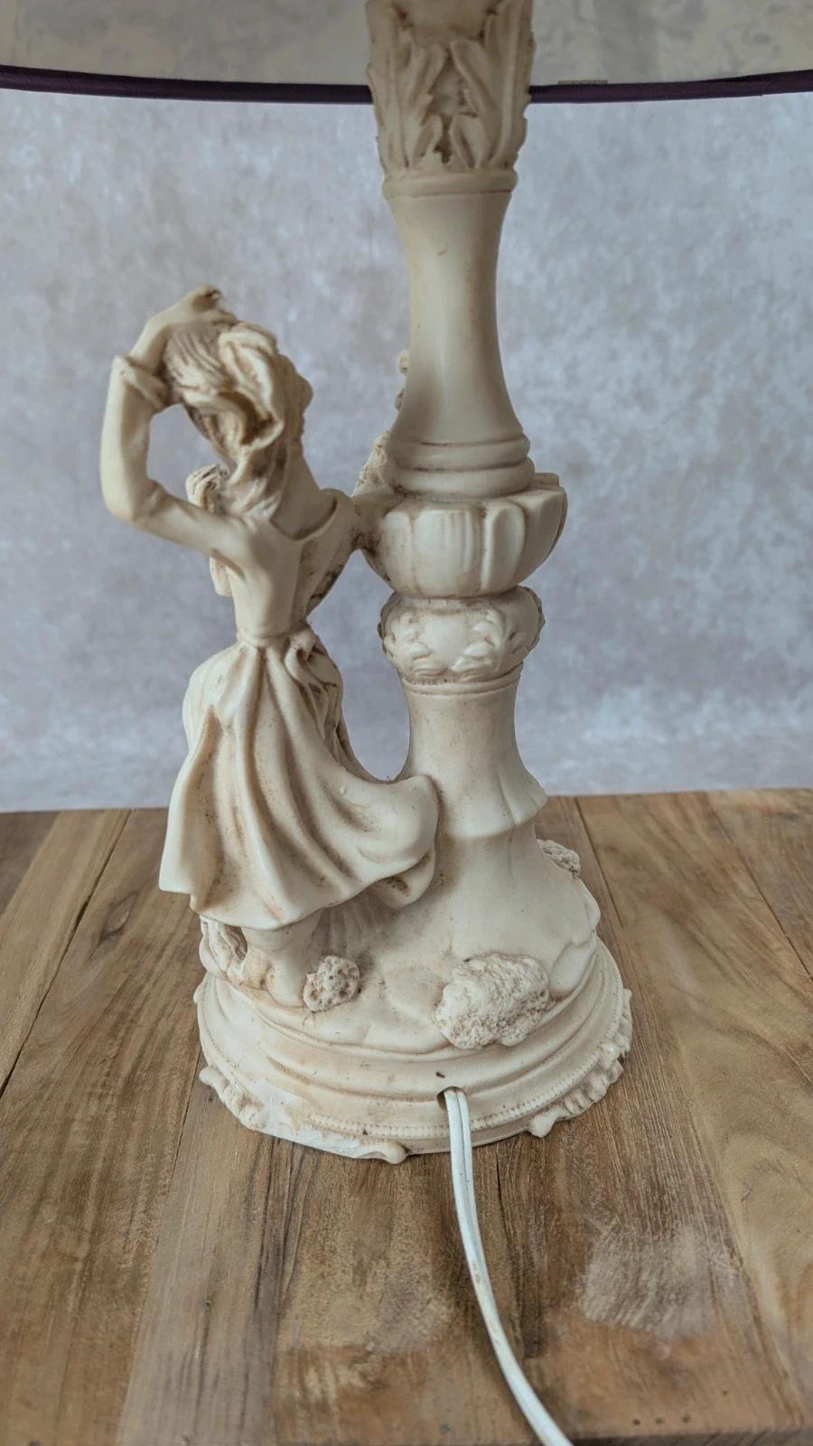 Lampe romantique en résine patinée, femme assise et fleurs