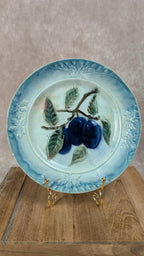 Assiette ancienne en barbotine – fruits en relief bleus