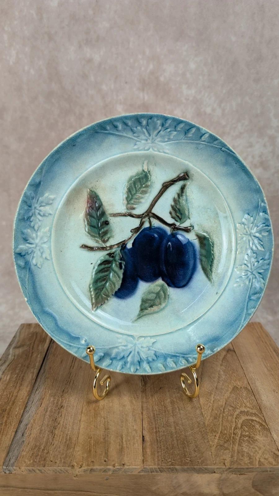 Assiette ancienne en barbotine – fruits en relief bleus