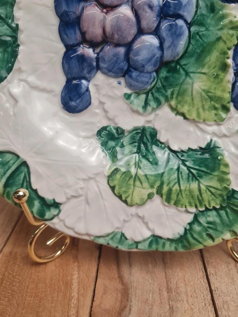 Assiette barbotine vintage décor raisin – relief feuillage 🍇🌿