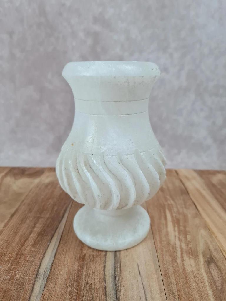 Vase ancien en albâtre blanc