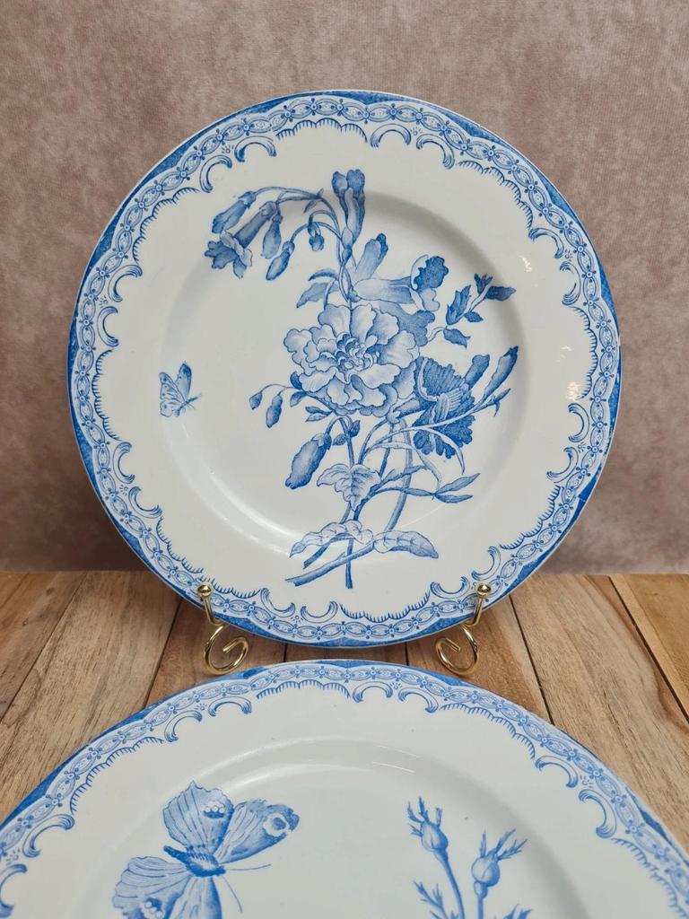 Paire d’assiettes anciennes Gien Xixe modèle Fleur Baptiste – Terre de fer – Médaille d’or
