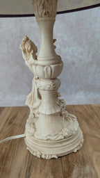 Lampe romantique en résine patinée, femme assise et fleurs