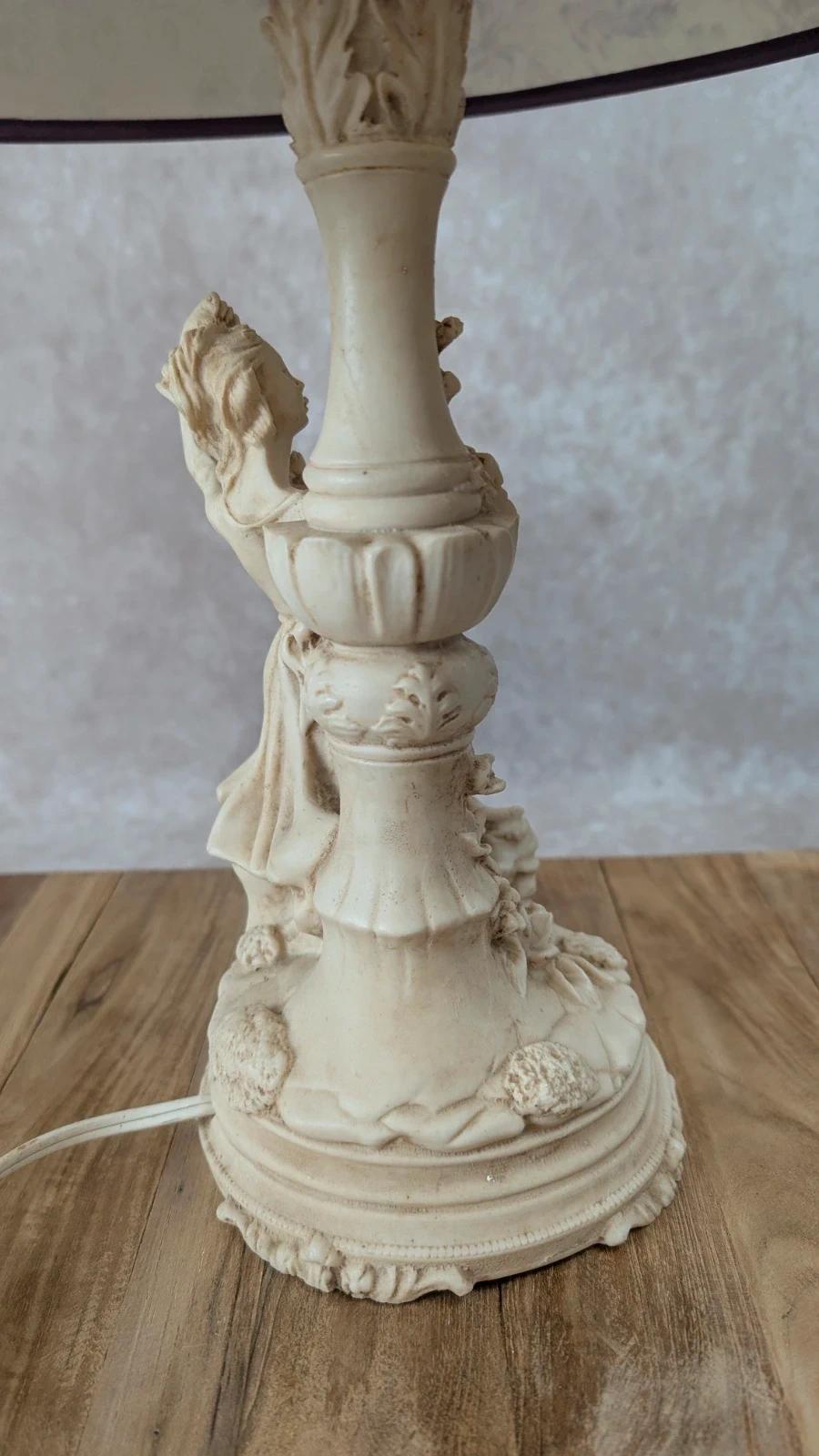 Lampe romantique en résine patinée, femme assise et fleurs