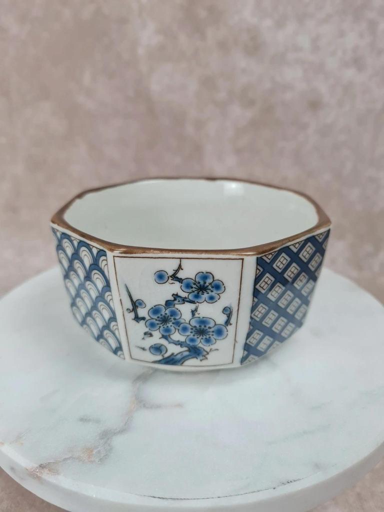Petit bol octogonal en porcelaine japonaise ancienne