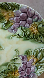 Assiette ancienne en barbotine – décor de grappes de raisin