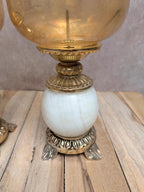 Paire de bougeoirs vintage onyx et laiton avec globes en verre ambré