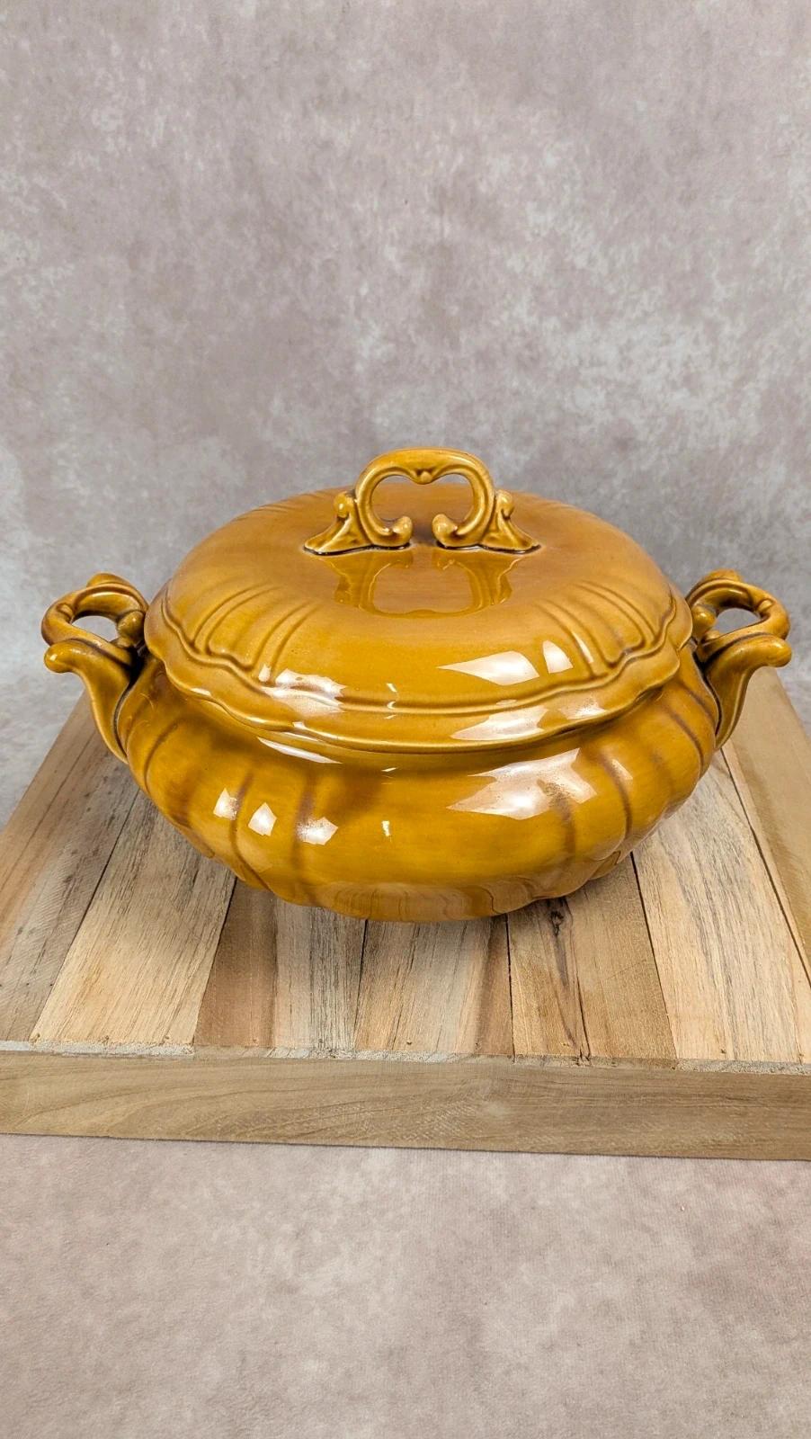 Soupière vintage en céramique émaillée jaune moutarde avec couvercle