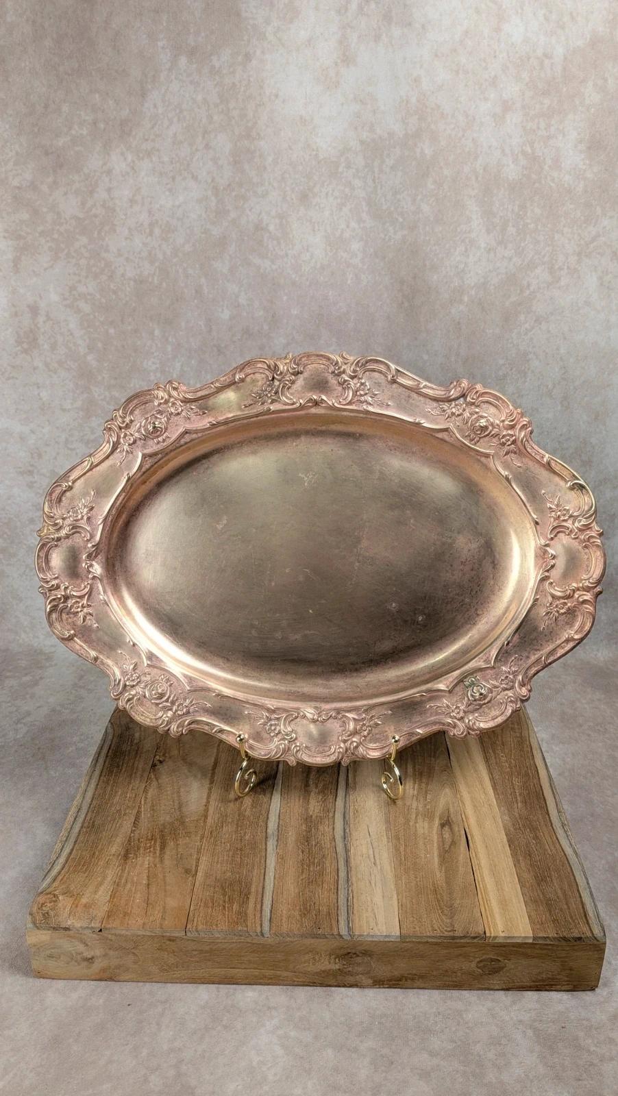 Plateau ovale ancien en métal argenté patiné – esprit Rocaille