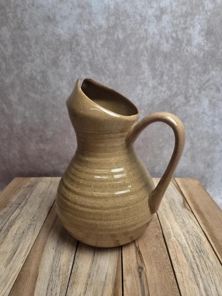 Pichet vintage en grès vernissé beige – forme originale