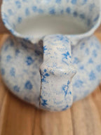 Petit broc ancien en terre de fer Creil & Montereau – décor floral bleu esprit Perse 🩵
