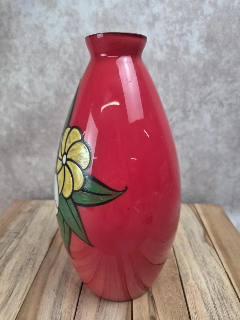 Vase vintage en verre rouge – décor floral peint à la main – signé Ar
