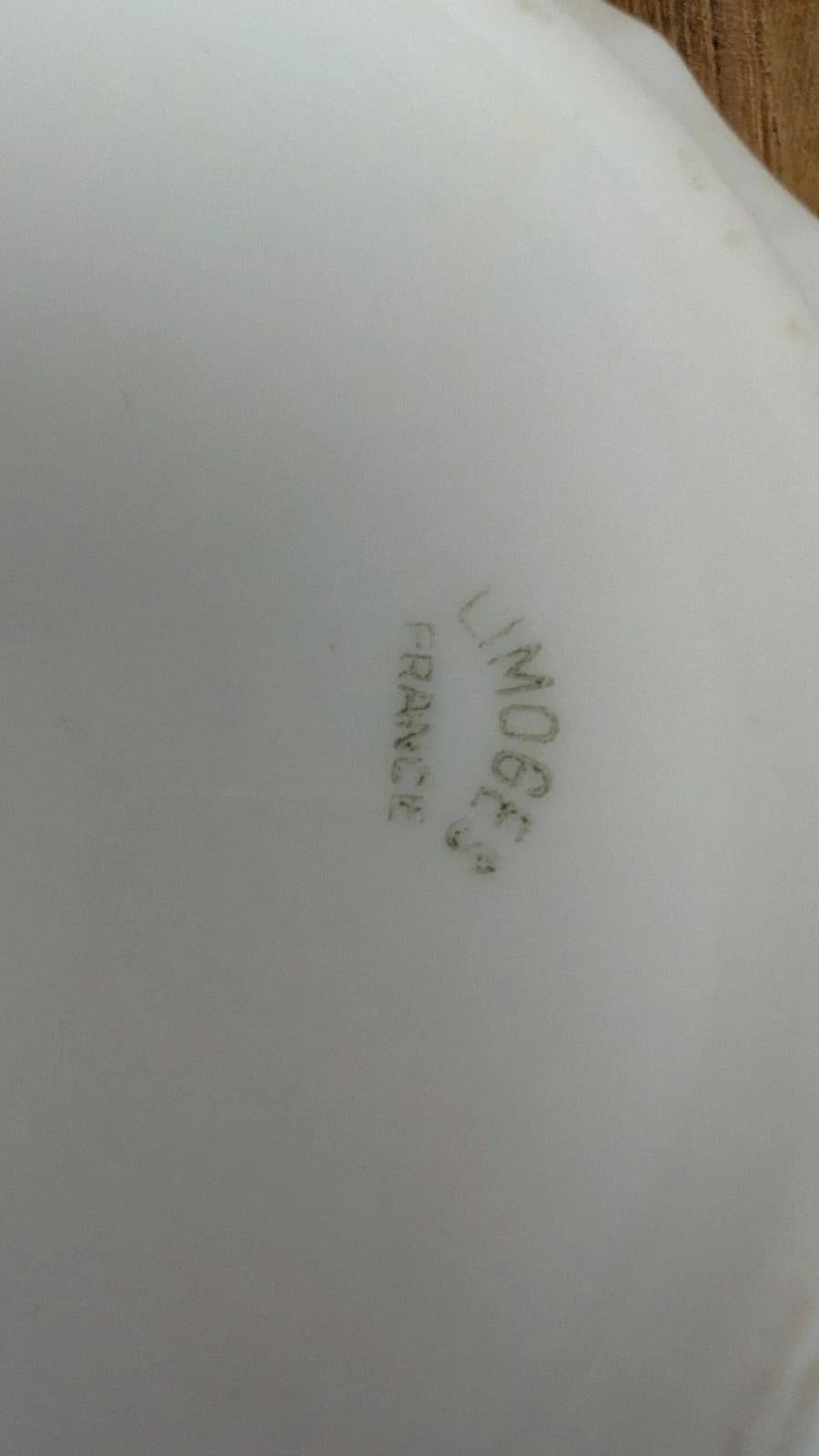 Petite boîte en porcelaine de Limoges décor fleurs