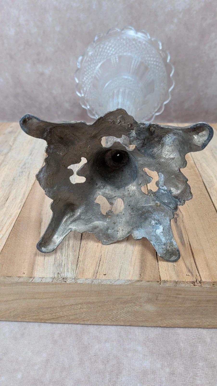 Vase tulipe vintage en verre pressé sur pied métal argenté – centre de table