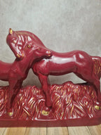 Sculpture vintage jument & poulain signée Jean – céramique rouge et dorure