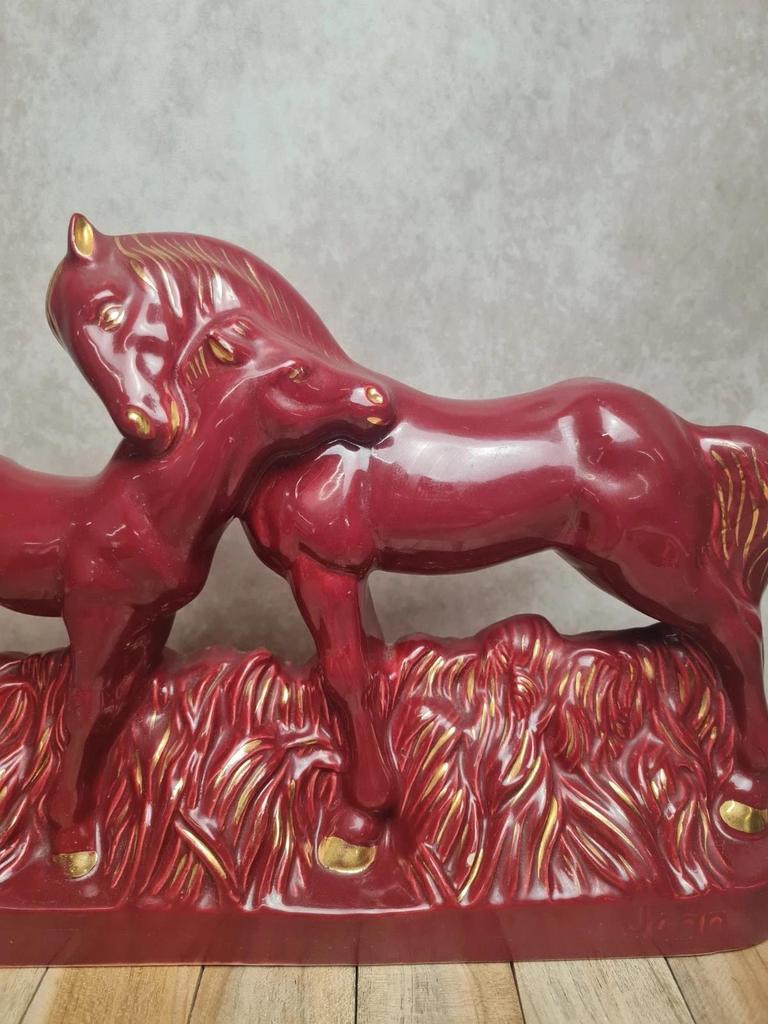 Sculpture vintage jument & poulain signée Jean – céramique rouge et dorure