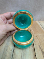 Boîte vintage pomme en albâtre vert avec monture dorée