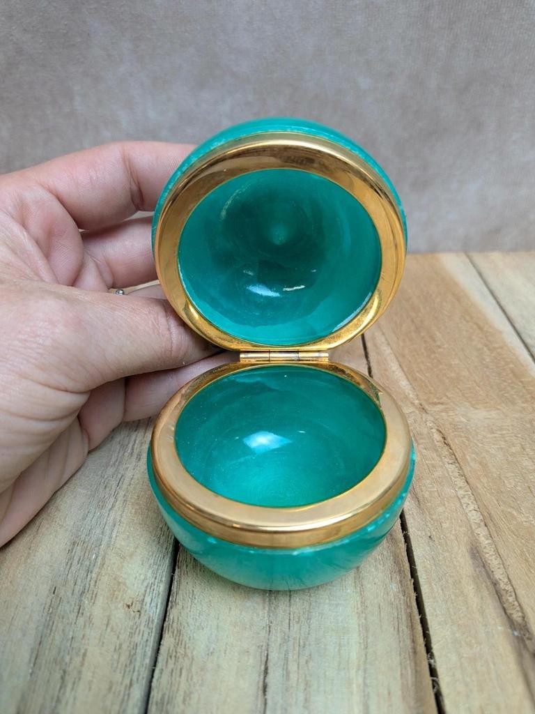 Boîte vintage pomme en albâtre vert avec monture dorée