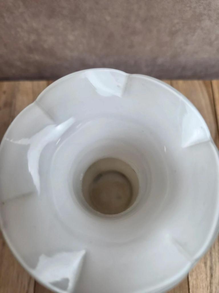 Vase vintage en verre opalin blanc – décor abstrait multicolore – col festonné
