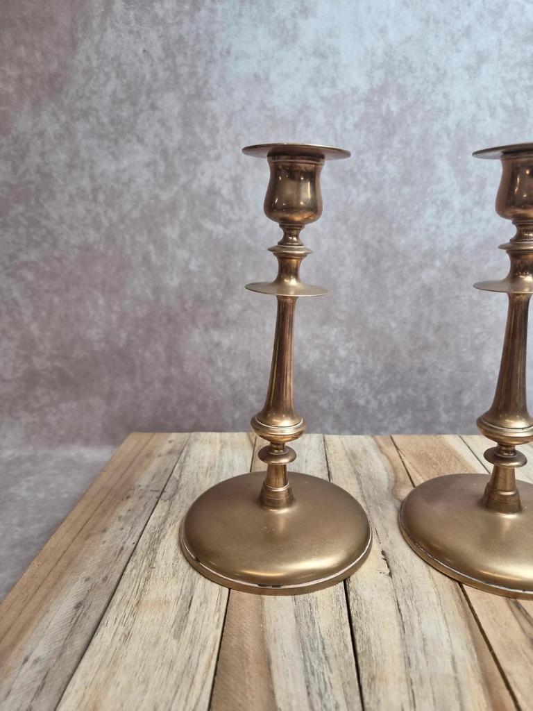 Paire de bougeoirs anciens en laiton lesté – style néoclassique