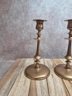Paire de bougeoirs anciens en laiton lesté – style néoclassique