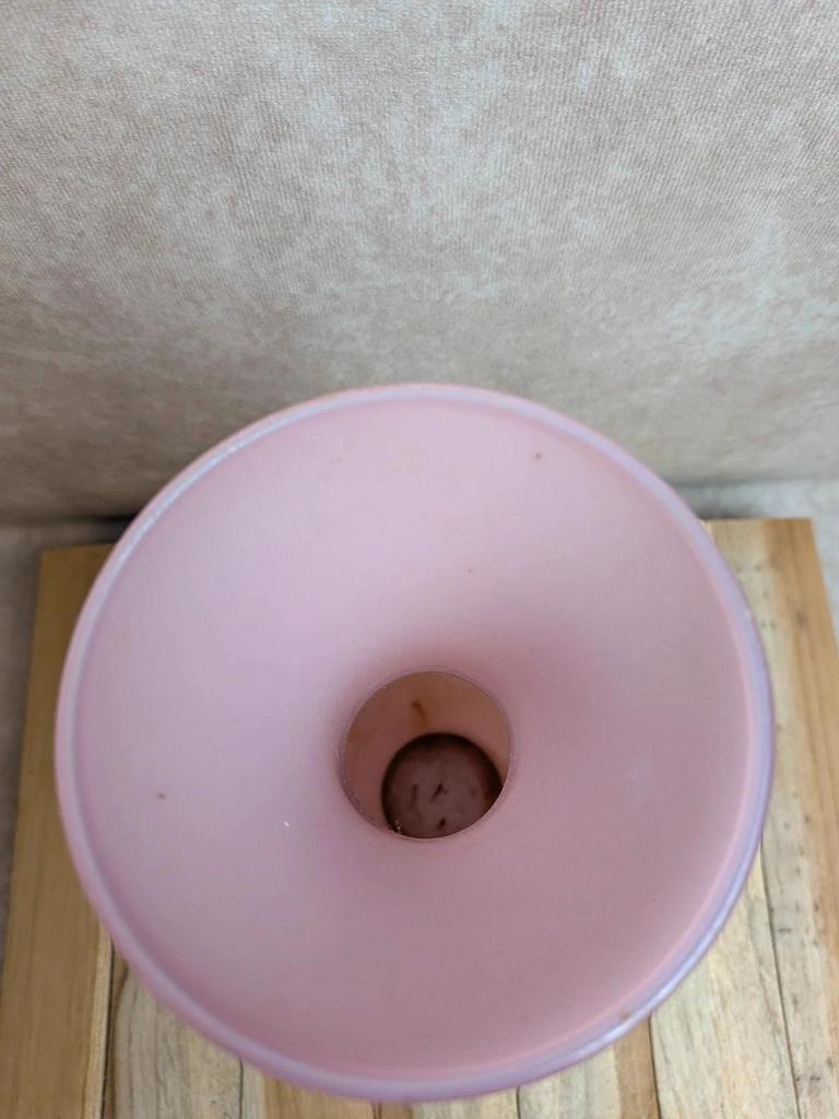 Vase en opaline rose à décor camées et dorures
