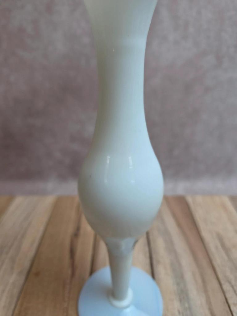 Petit vase soliflore en opaline blanche – Élégance vintage