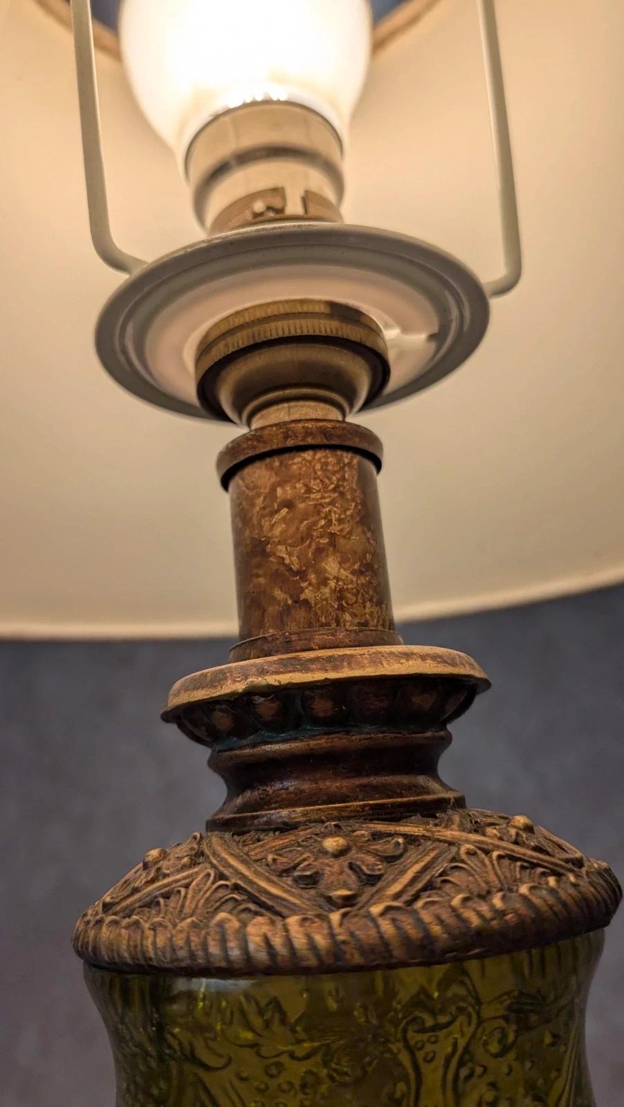 Lampe vintage pied imitation bronze & verre vert relief style ancien
