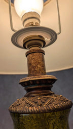 Lampe vintage pied imitation bronze & verre vert relief style ancien
