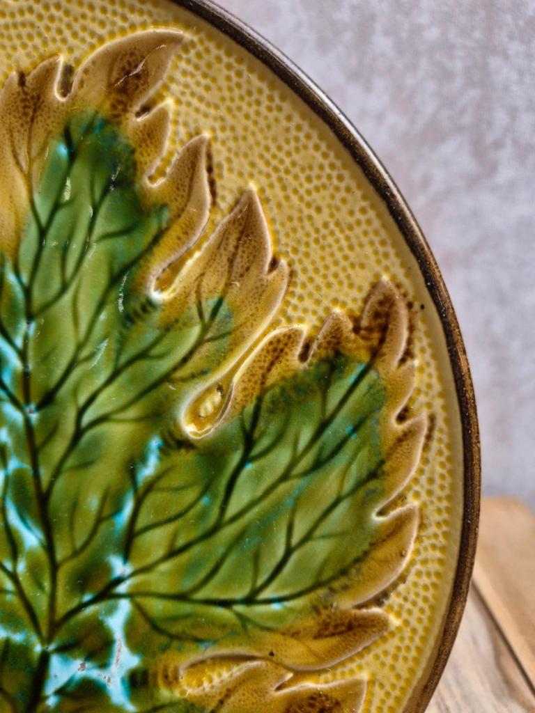 Assiette à dessert ancienne en barbotine – décor de feuilles en relief – jaune et vert