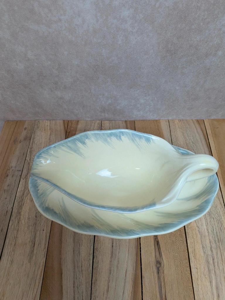 Saucière + plateau Terre de fer Salins décor bleu nuagé