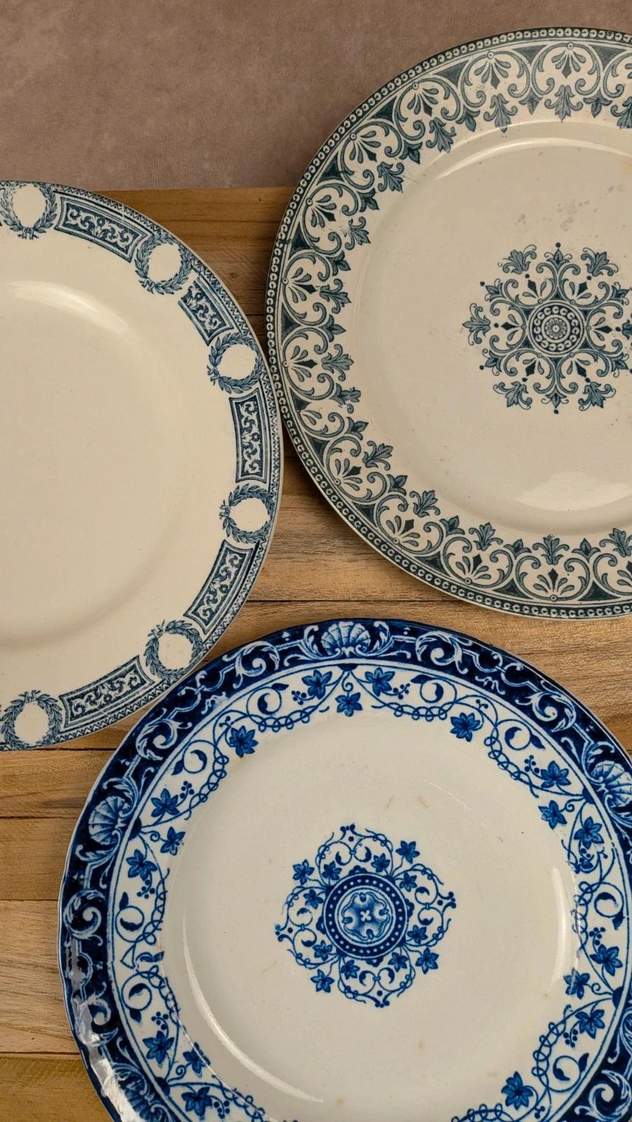 Lot de 3 assiettes anciennes en terre de fer – dépareillées bleu & blanc