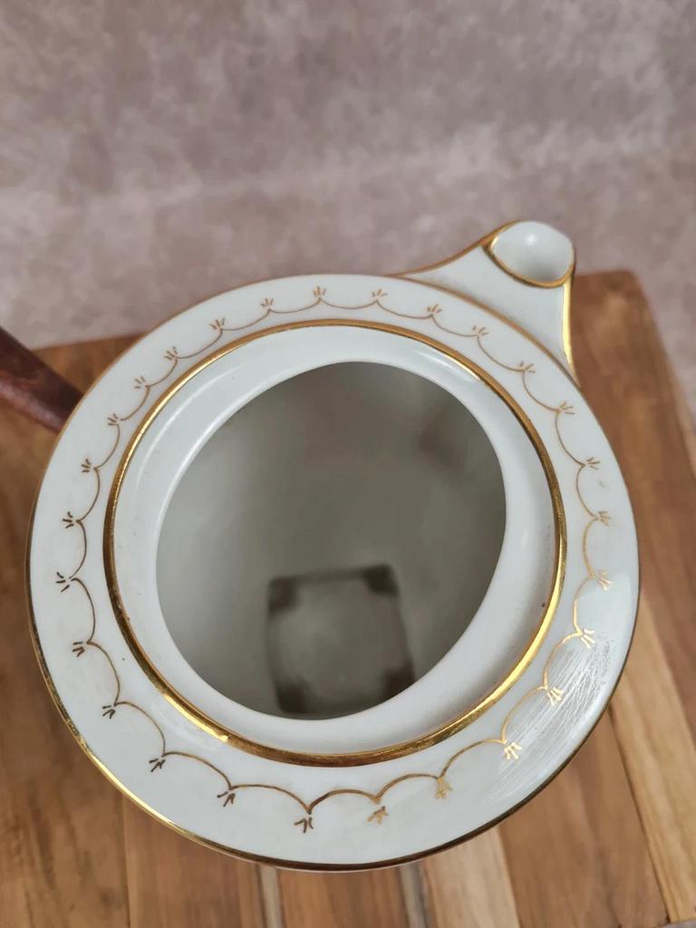 Chocolatière ancienne en porcelaine signée Qailles
