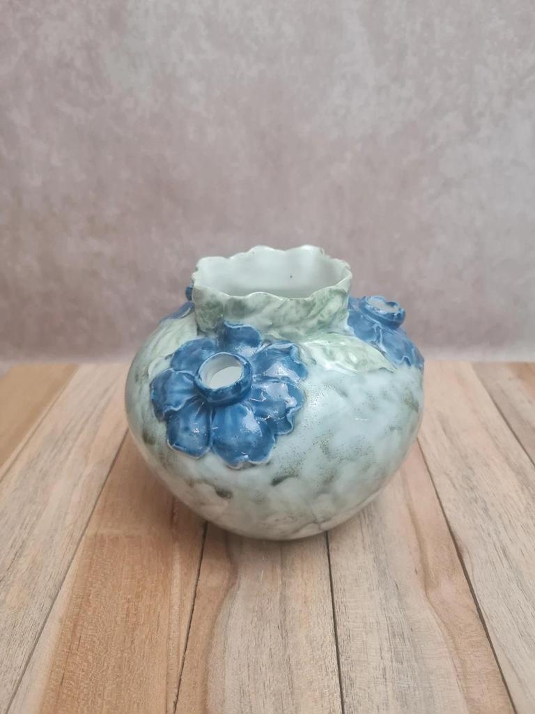 Vase pique-fleurs en barbotine décor floral bleu – ancien 🌿💙
