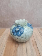 Vase pique-fleurs en barbotine décor floral bleu – ancien 🌿💙