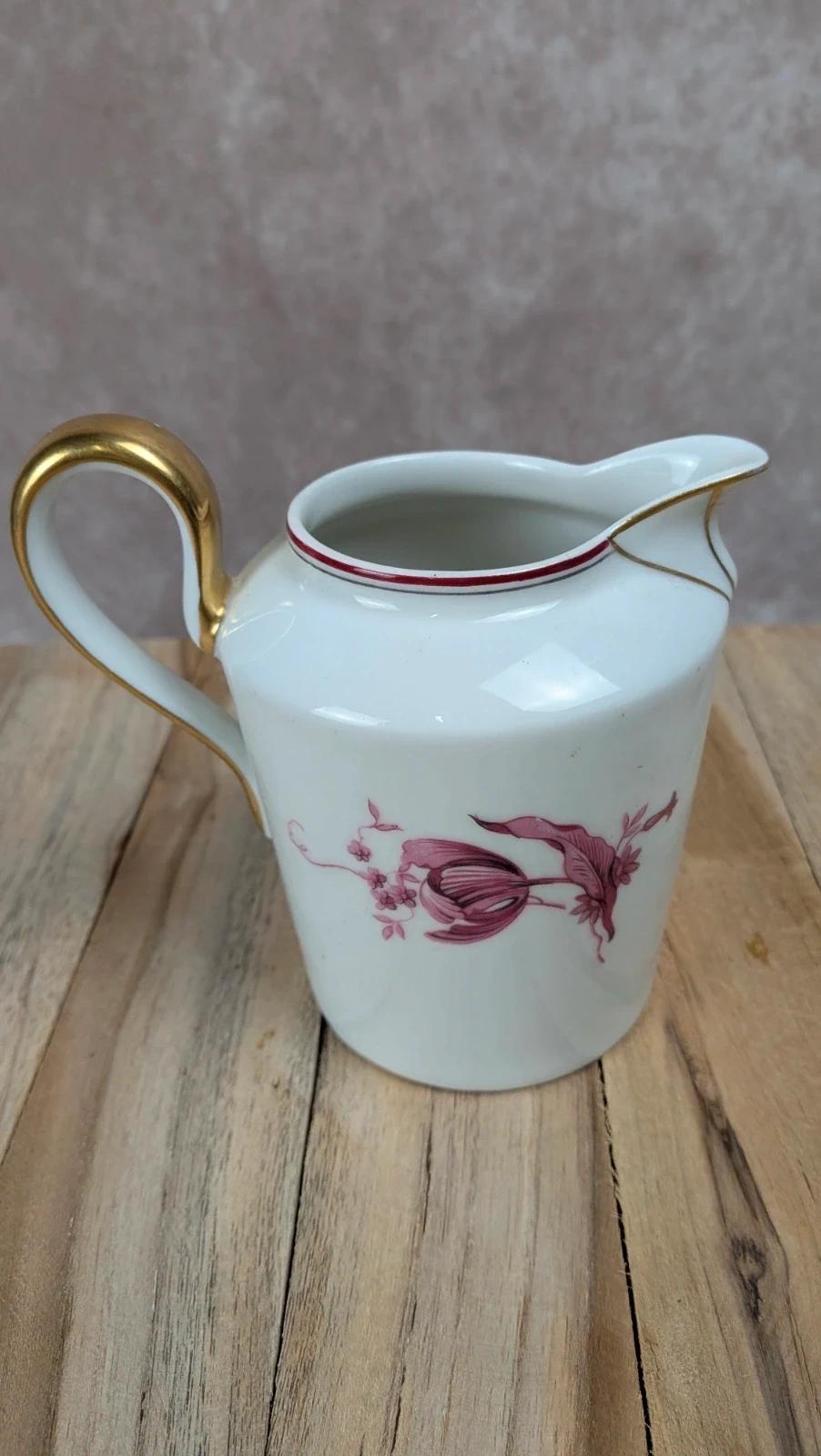 Petit pot à lait en porcelaine de Limoges B&c décor floral rose