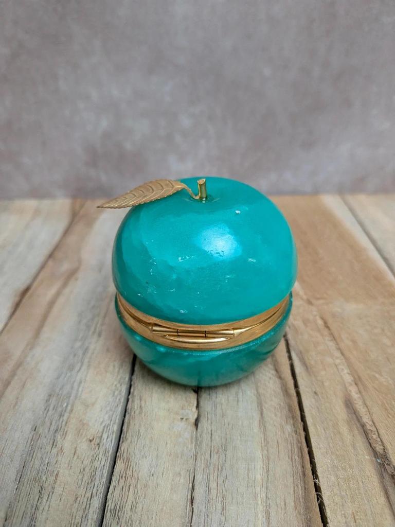 Boîte vintage pomme en albâtre vert avec monture dorée