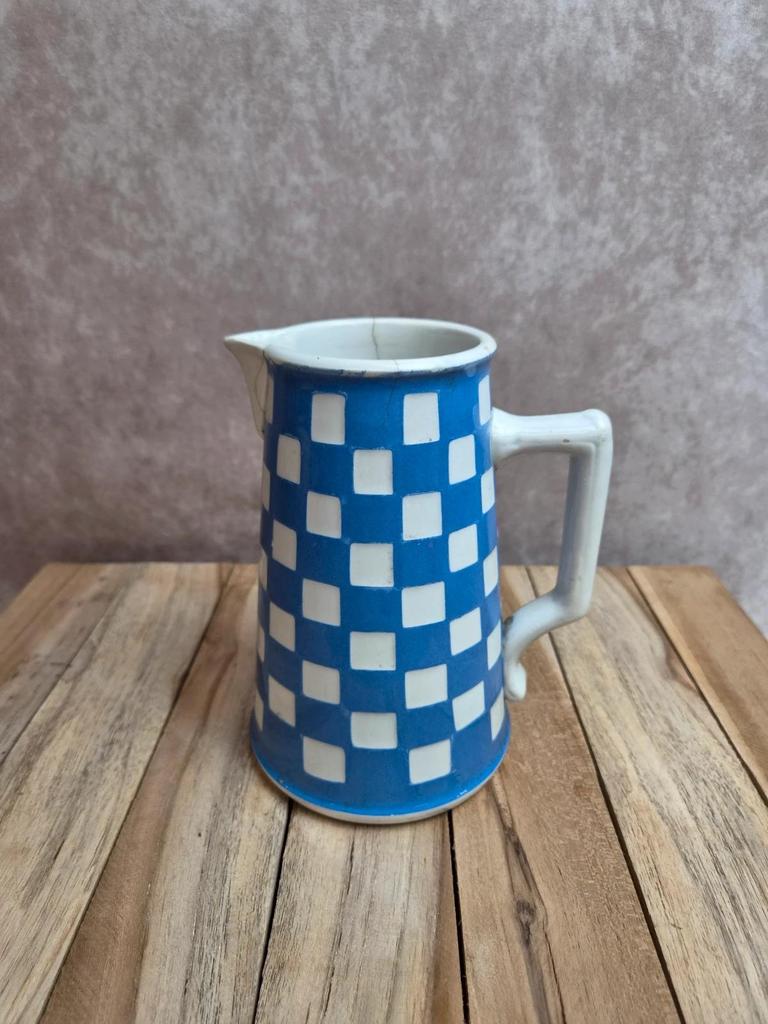 Pichet ancien Sarreguemines Digoin damier bleu et blanc – motif Lustucru