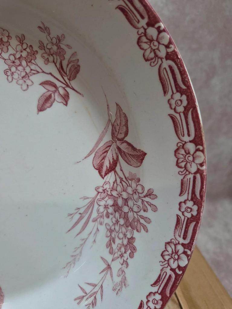 Plat creux ancien Creil & Montereau – modèle Lilas – Terre de fer – décor bordeaux 🌿