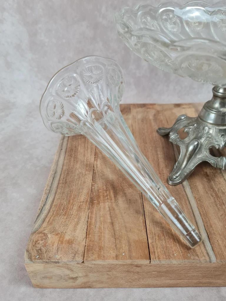 Centre de table ancien en verre moulé et métal argenté
