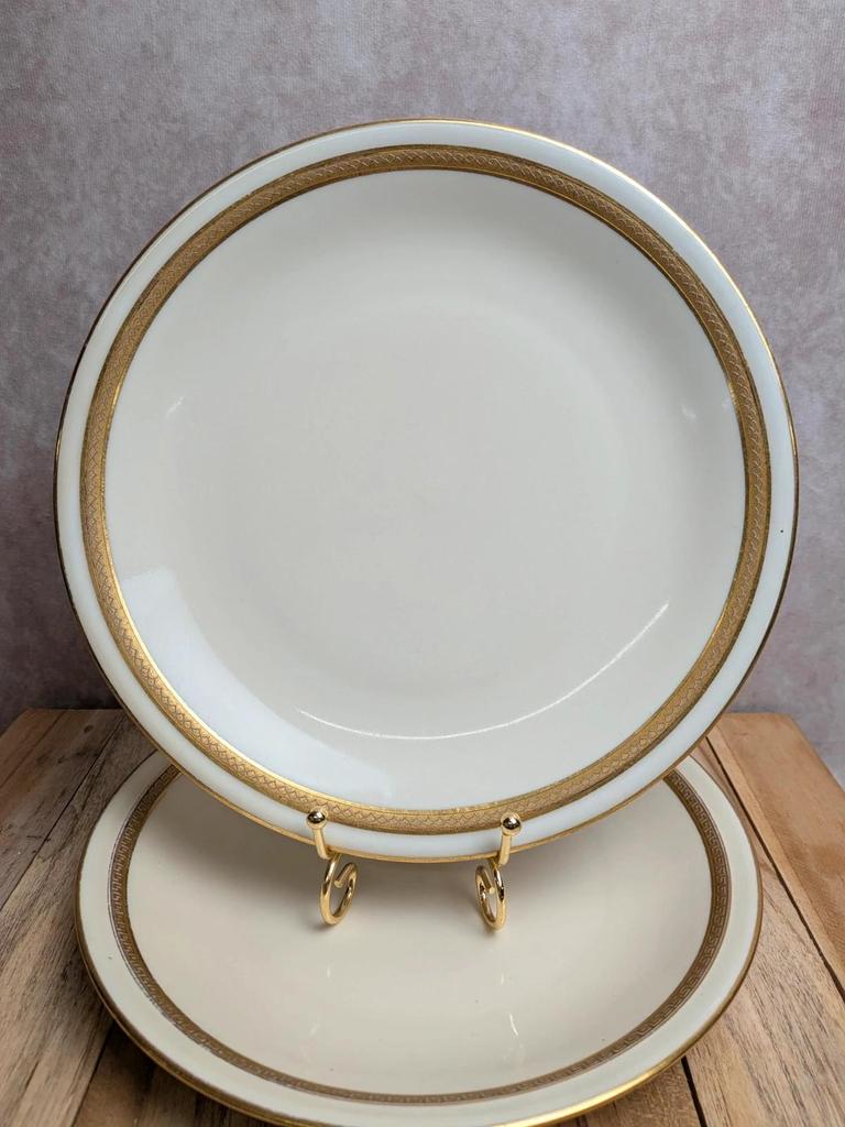 Lot de 2 assiettes anciennes en porcelaine de Limoges – Frises dorées