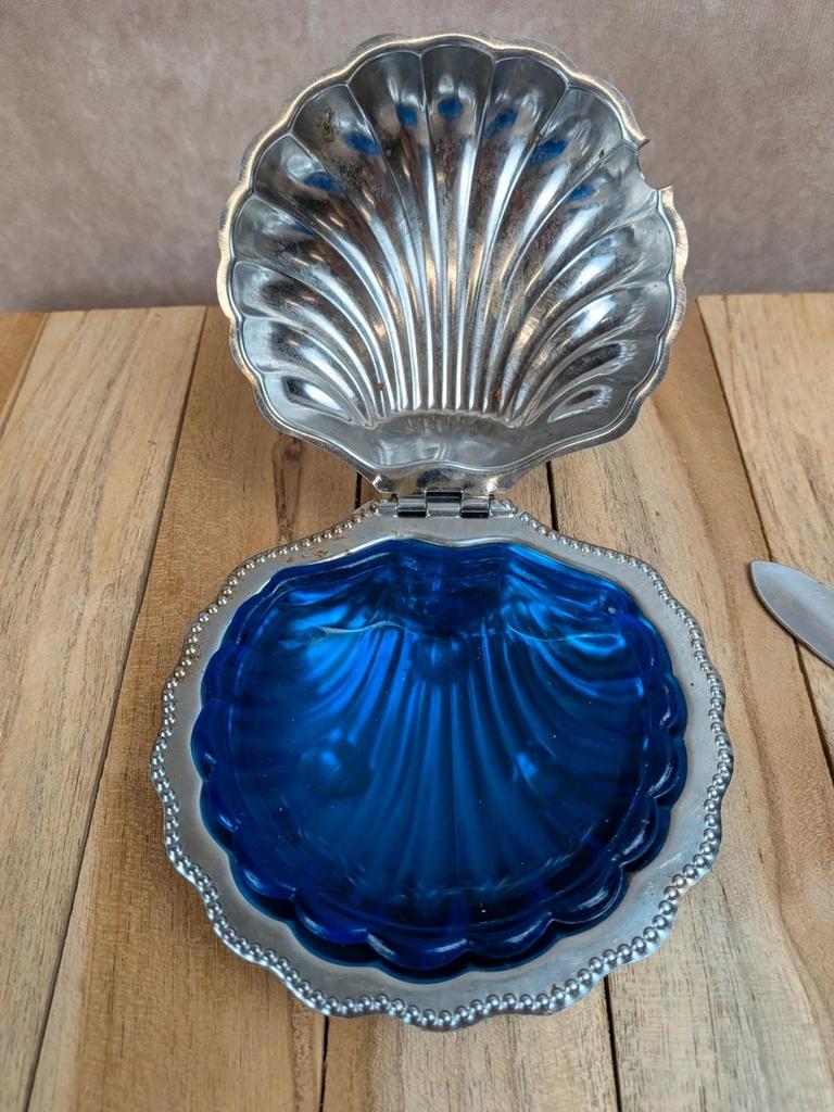 Beurrier vintage coquille en métal argenté et verre bleu – complet
