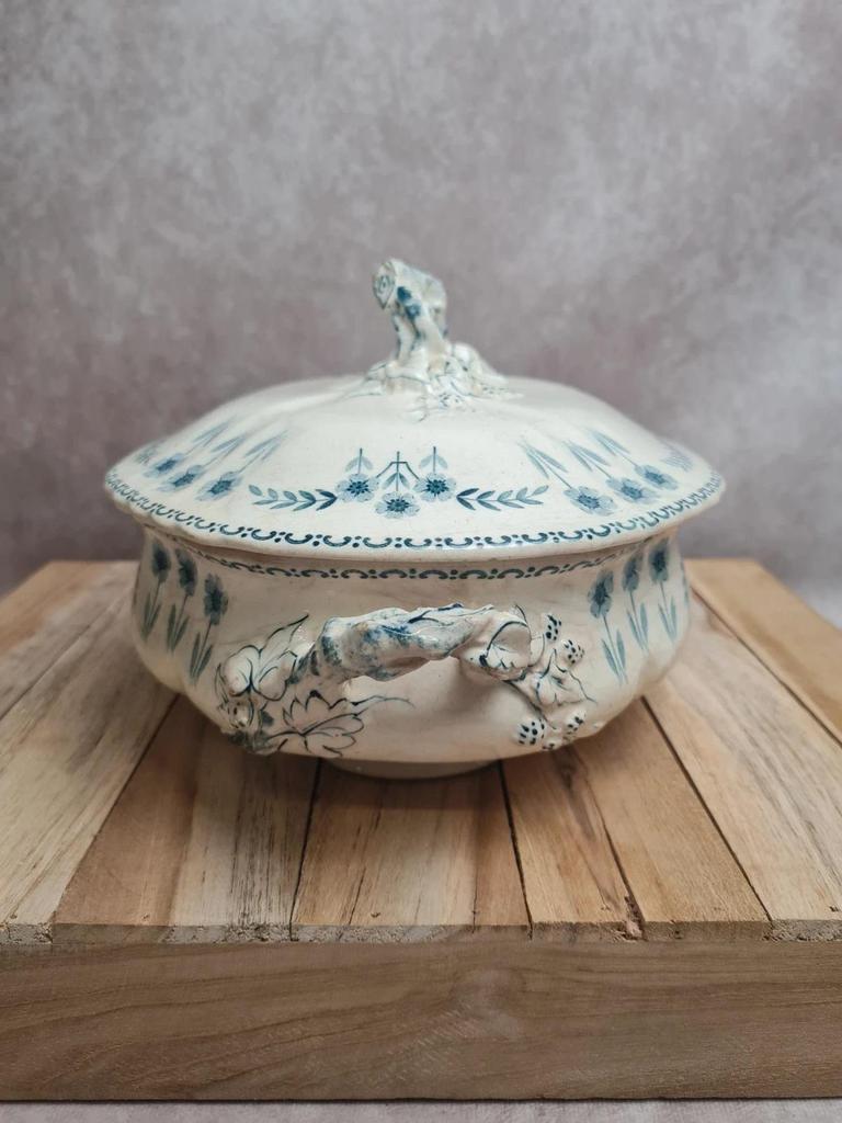 Soupière terre de fer ancienne décor bleu floral modèle Julien attribuée Grand Dépôt Paris