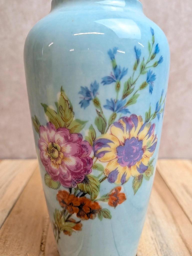 Vase vintage en porcelaine de Limoges – Bleu ciel, décor floral polychrome et dorures