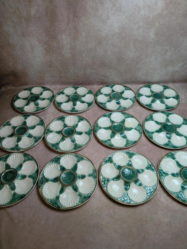 Service 12 assiettes + plat à huîtres Longchamp barbotine coquille