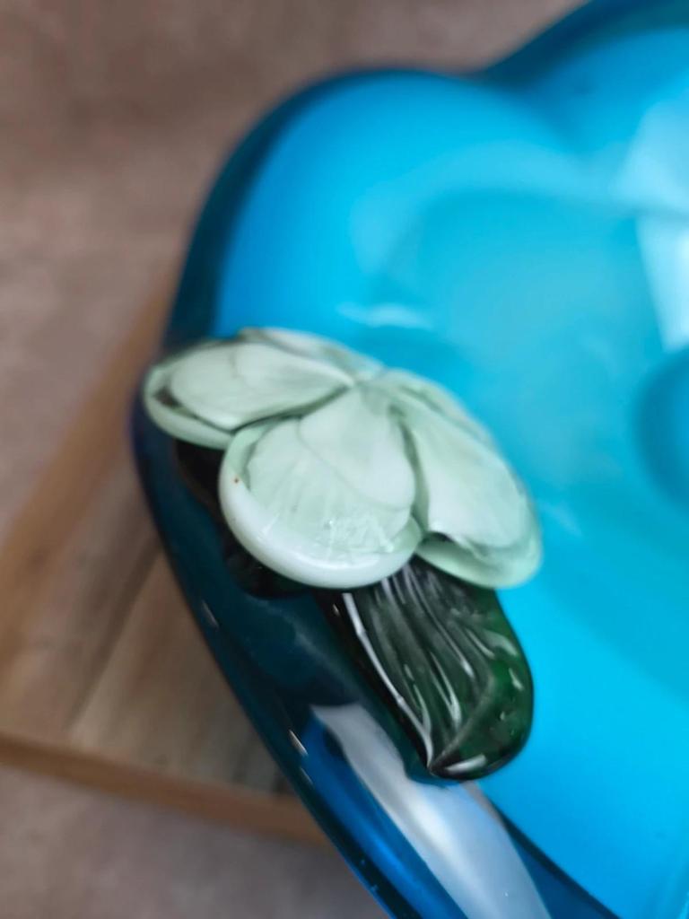 Grande coupe vintage en verre soufflé turquoise – style Murano – fleur appliquée