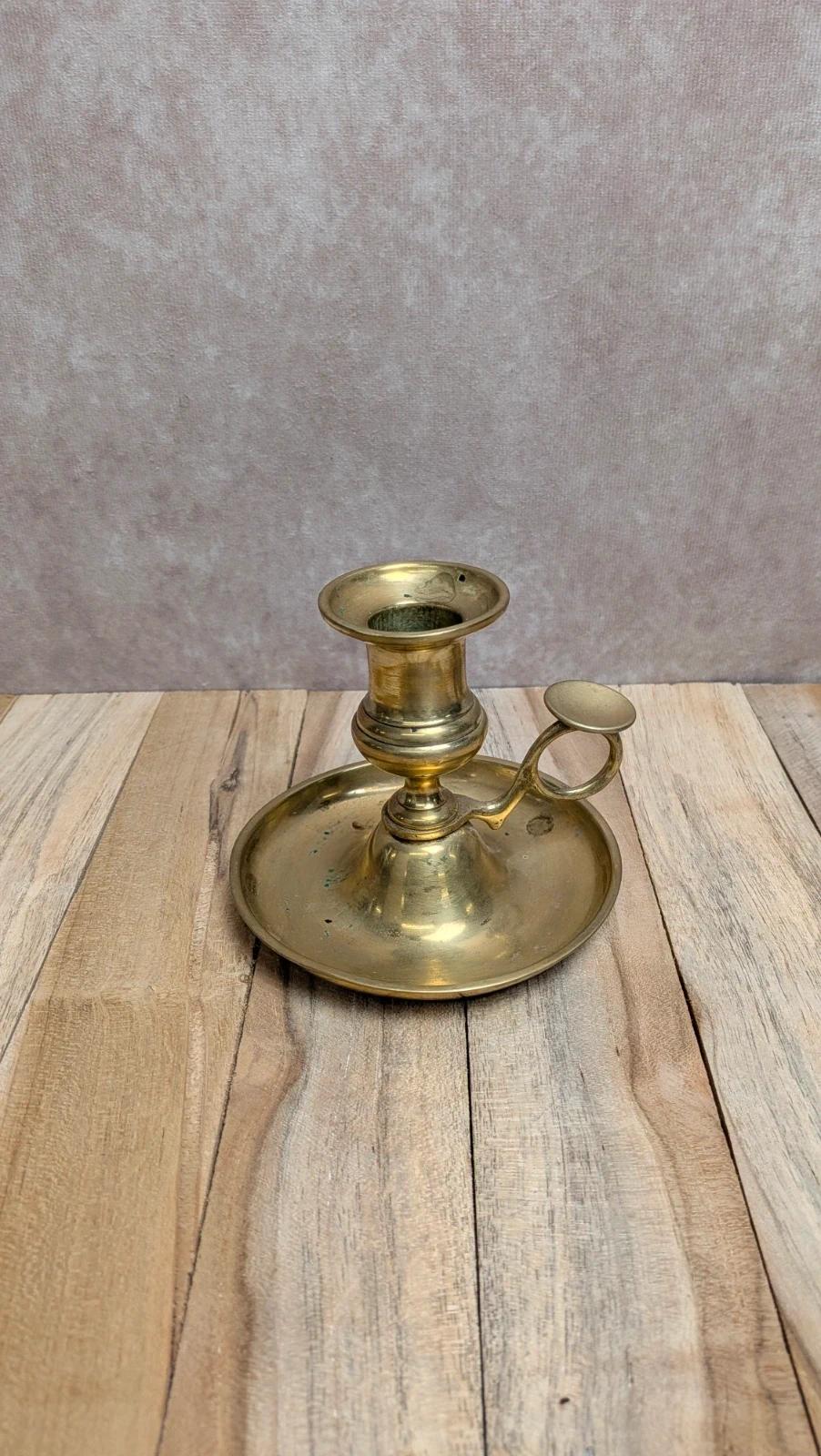 Bougeoir ancien en laiton avec poussoir