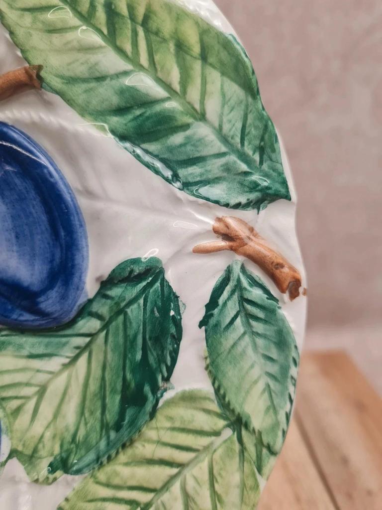 Assiette barbotine vintage décor prunes – relief feuillage 🌿🍑