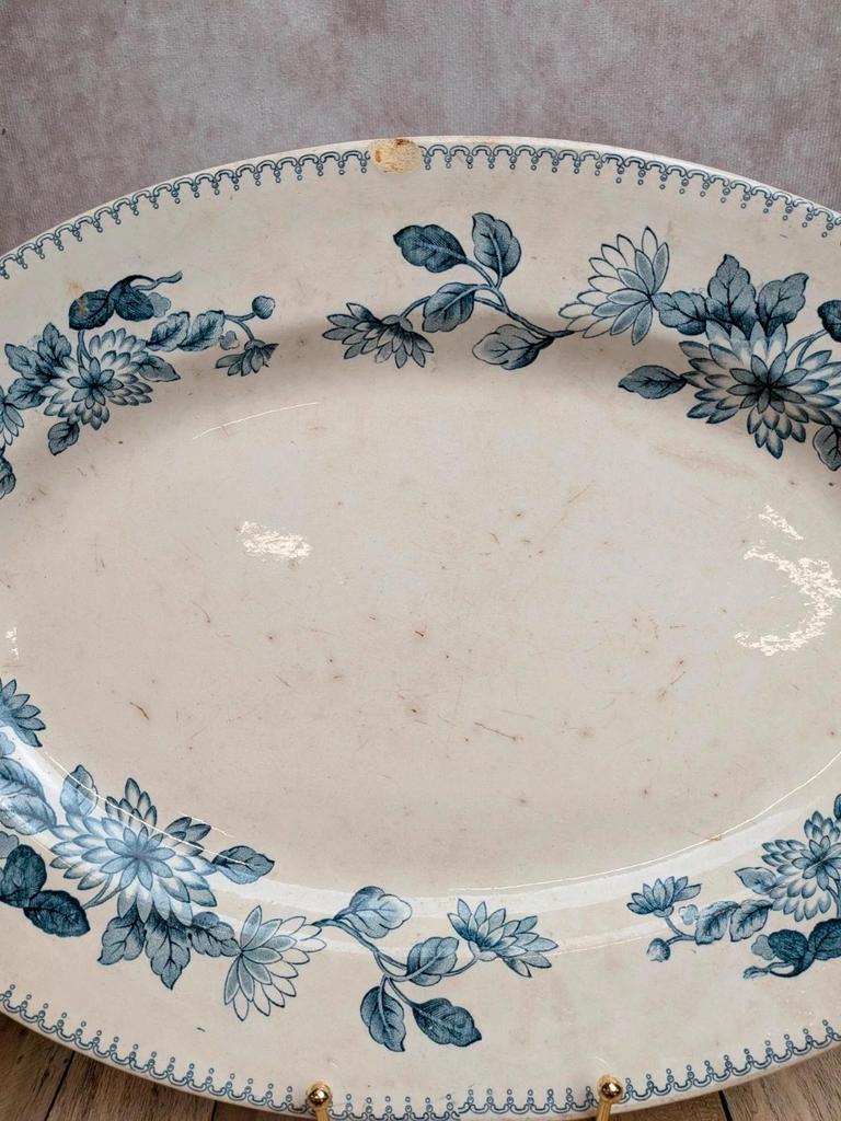 Plat ovale ancien en terre de fer Longwy modèle Pékin