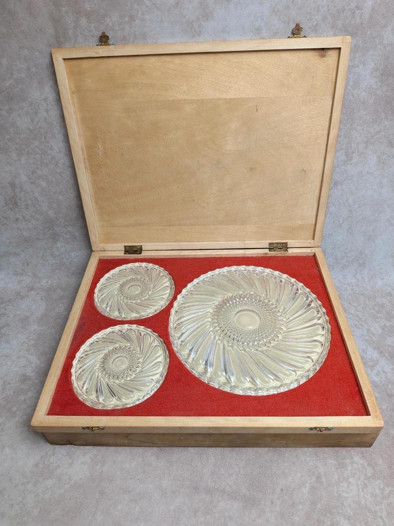 Ensemble vintage dessous de plat et dessous de bouteille en verre dans coffret en bois